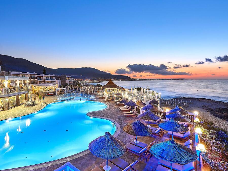 Inomhuspool, 4 utomhuspooler, parasoller och solstolar