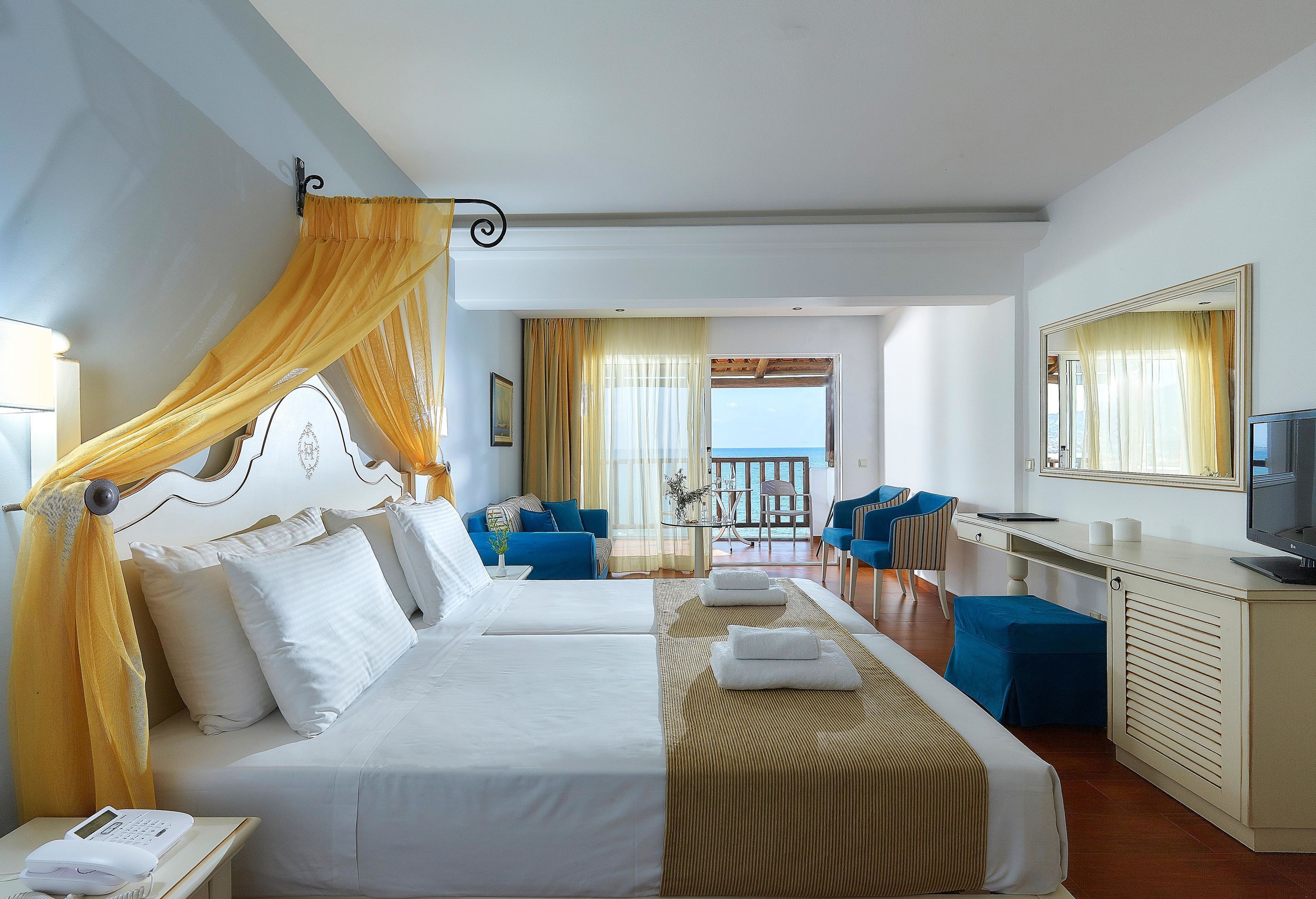 Premium Suite, 2 Rooms Beach Front | Allergiatestatut vuodevaatteet, tallelokero huoneessa, pimennysverhot