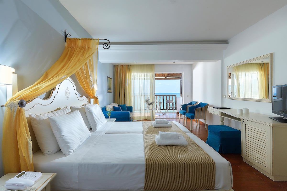 Premium Suite, 2 Rooms Beach Front | Allergiatestatut vuodevaatteet, tallelokero huoneessa, pimennysverhot