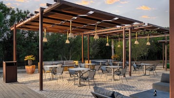 2 bars/lounges, sports bar