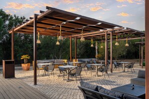 2 bares o lounges, bar deportivo 