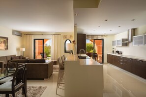 Frigorífico grande, microondas, horno y placa de cocina