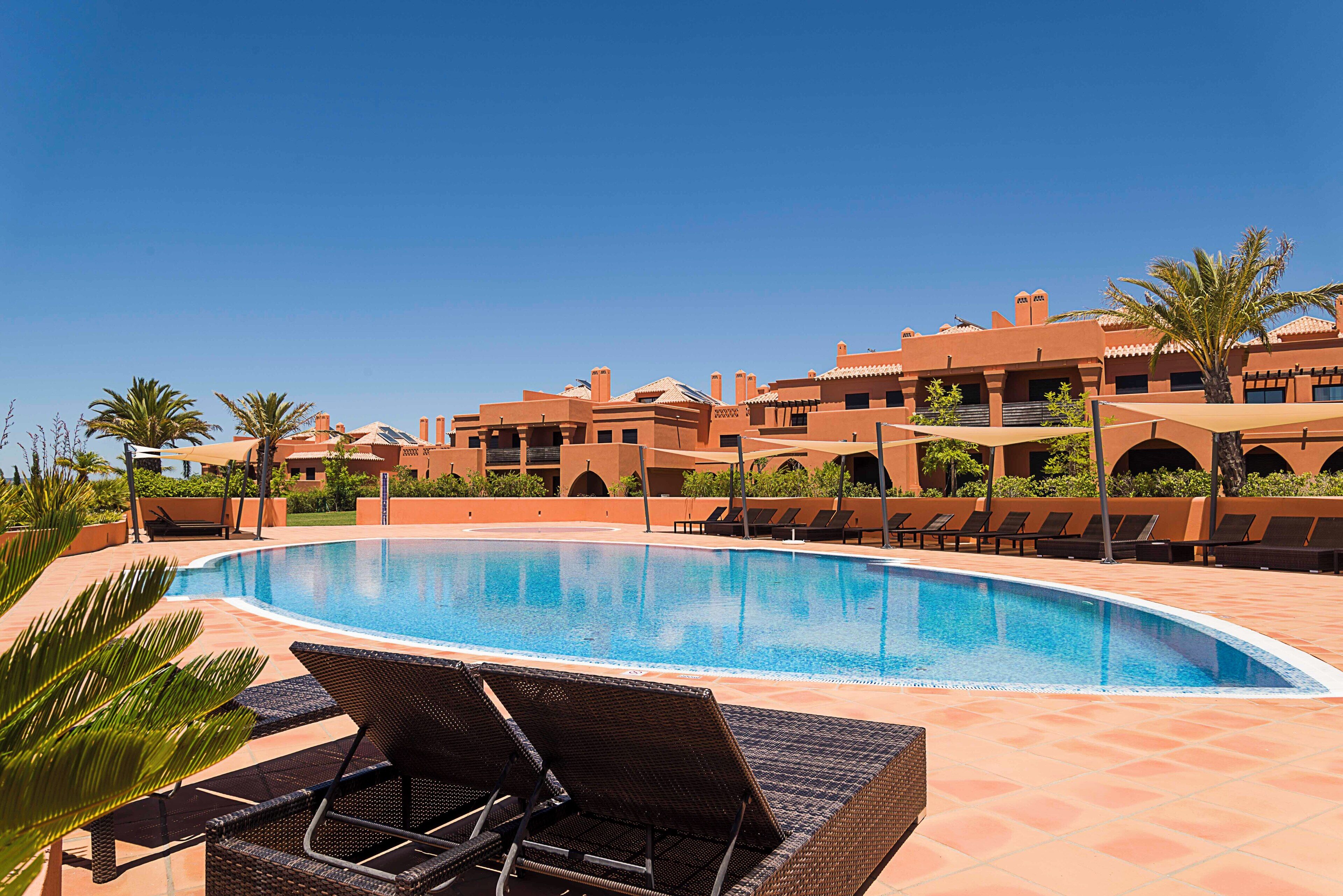 2 outdoor pools, pool loungers