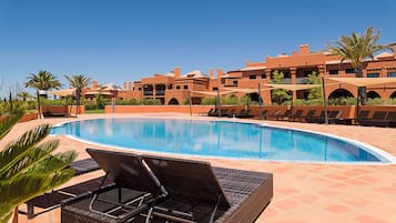 2 outdoor pools, pool loungers