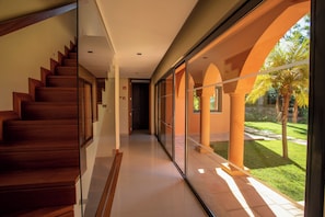 Villa, 3 slaapkamers | 1 slaapkamer, een kluis op de kamer, individueel gedecoreerd