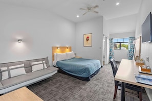 Minibar, desk, soundproofing, iron/ironing board - Comfort Hotel Benvenue (Timaru)