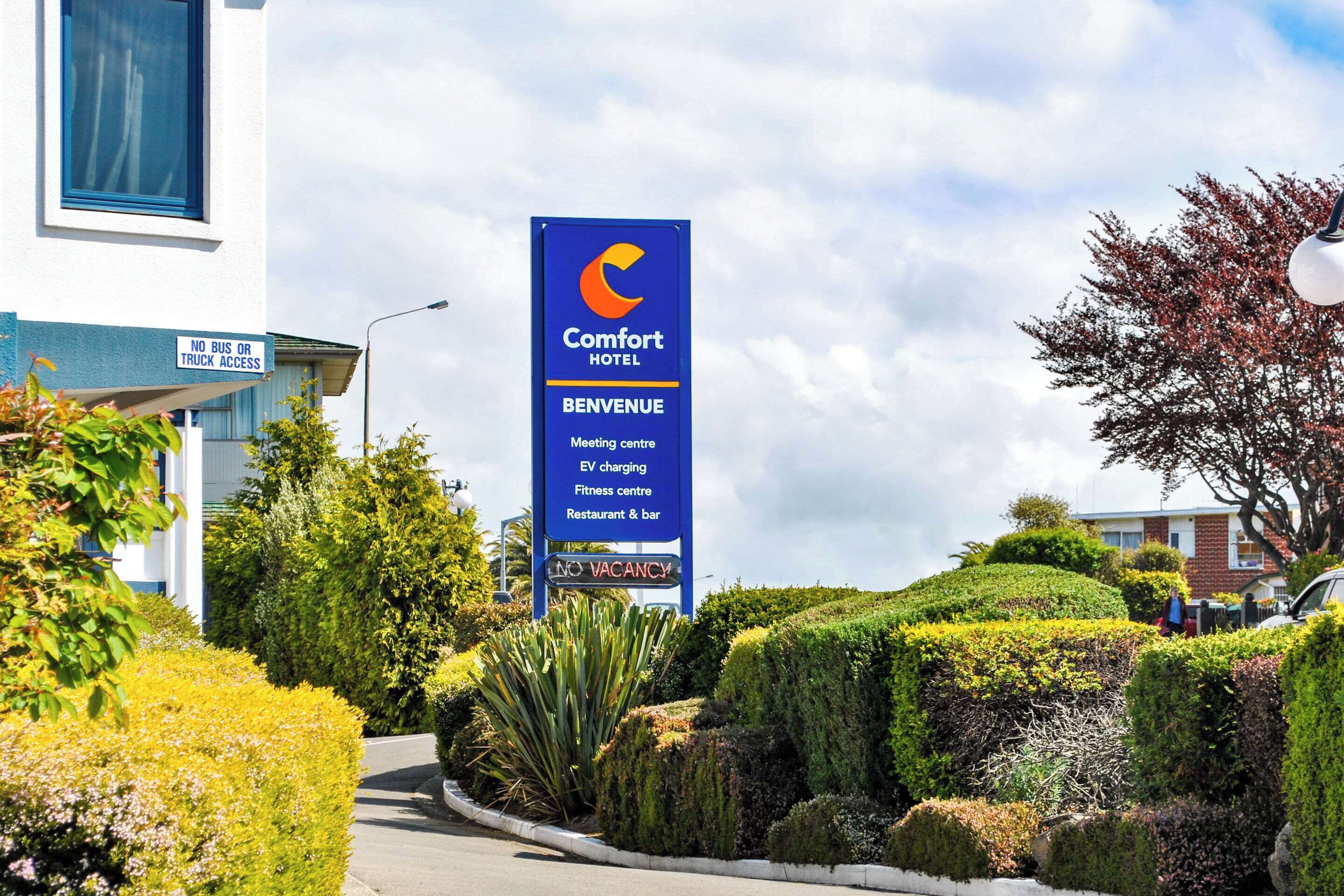 Un hôtel Comfort avec des équipements comprenant un centre de conférence, des bornes de recharge pour véhicules électriques, une salle de sport et un restaurant-bar.
