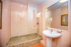 Suite | Bathroom | Hair dryer, towels - Europa Hotel (Chisinau)