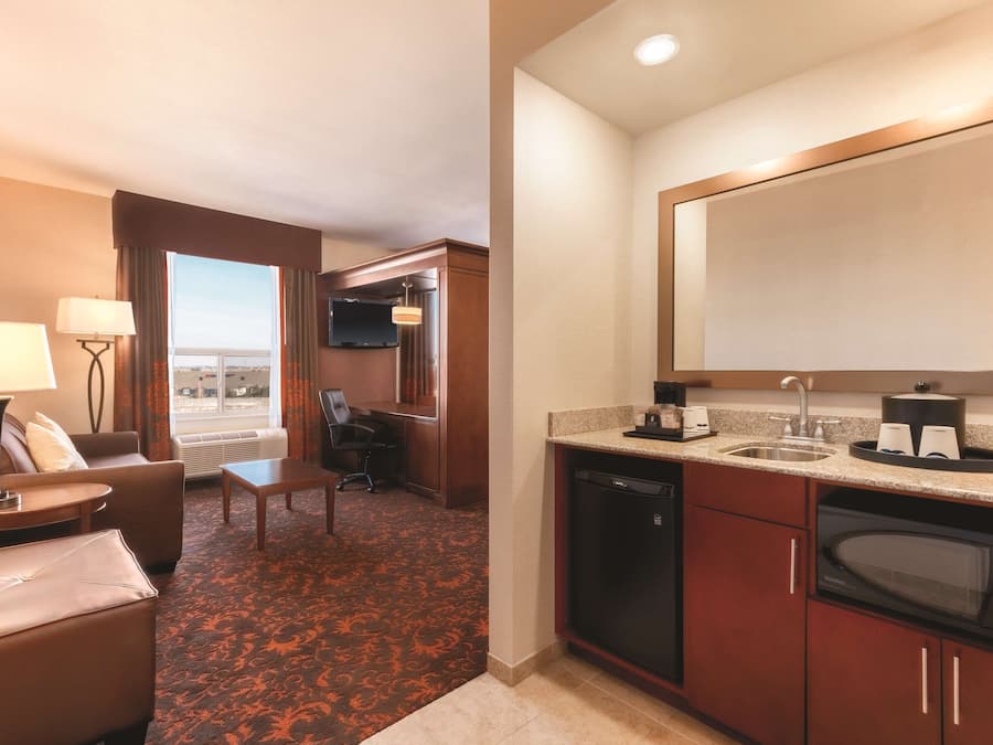 Studio Suite, King-Bett | Wohnbereich | 55-Zoll-LED-Fernseher mit Kabelempfang, Fernseher, MP3-Dockingstation