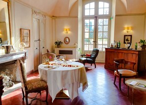 Dinner served - Chateau de Roussan (St.-Rémy-de-Provence)