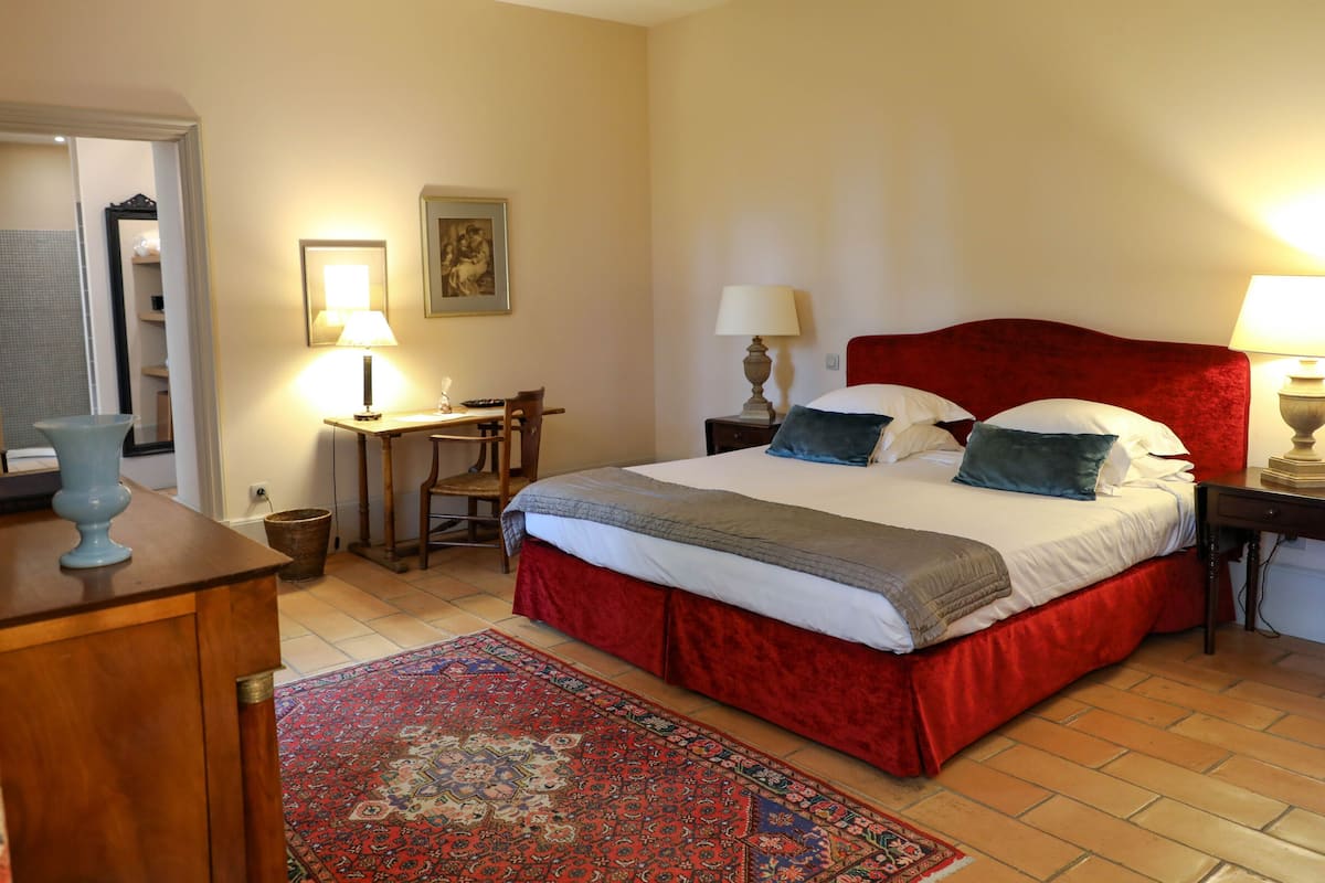 Junior suite (Chatelain) | Luxe beddengoed, donzen dekbedden, een minibar, een kluis op de kamer