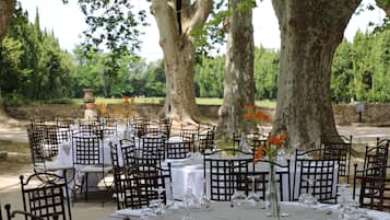 Dîner servi sur place, restauration en plein air
