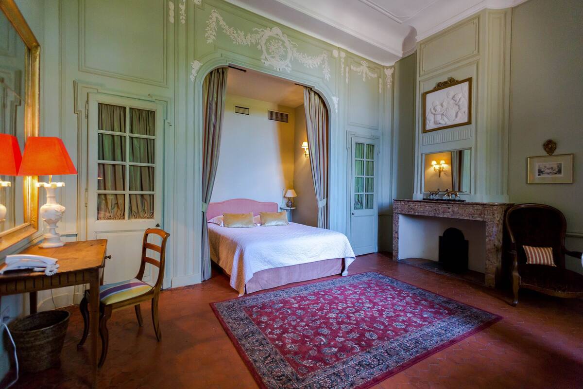 Suite | Luxe beddengoed, donzen dekbedden, een minibar, een kluis op de kamer