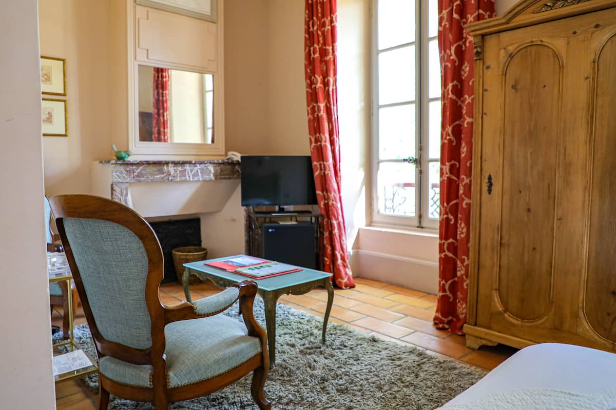 Luxe beddengoed, donzen dekbedden, een minibar, een kluis op de kamer