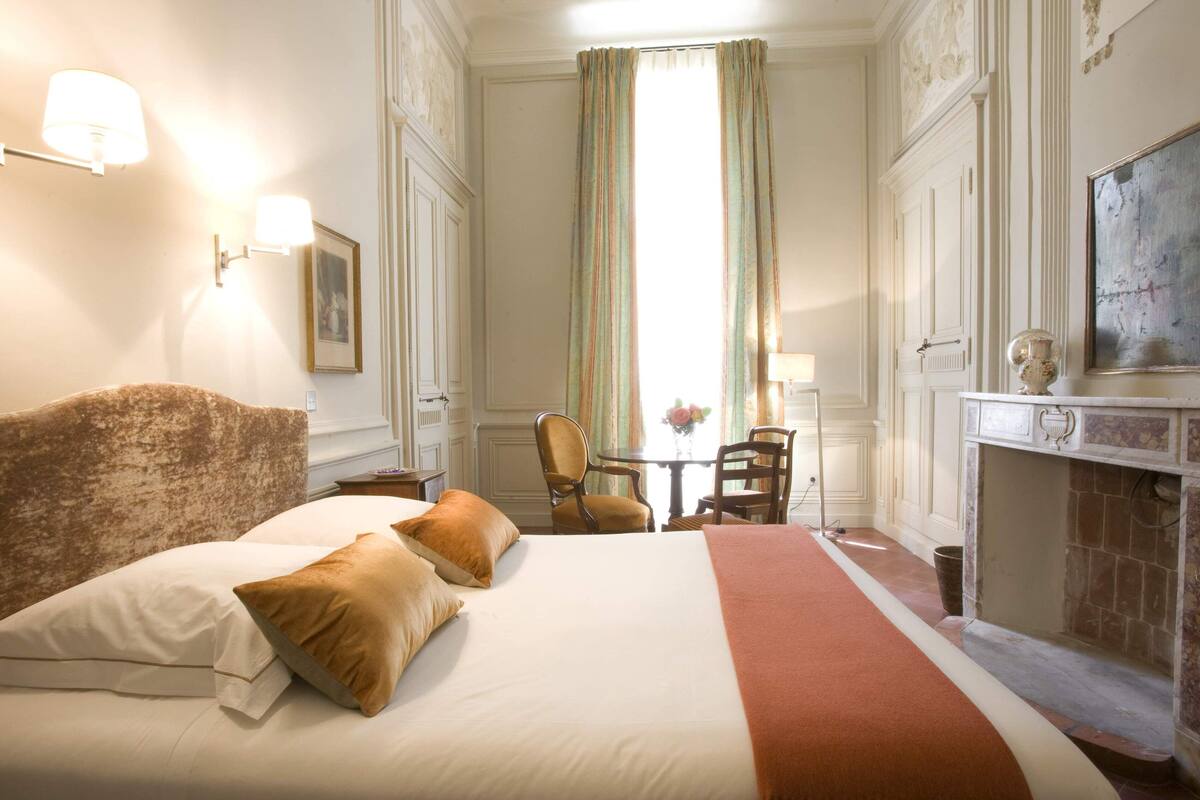 Luxe beddengoed, donzen dekbedden, een minibar, een kluis op de kamer