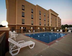 Seasonal outdoor pool - Hampton Inn Yazoo City (Yazoo City)