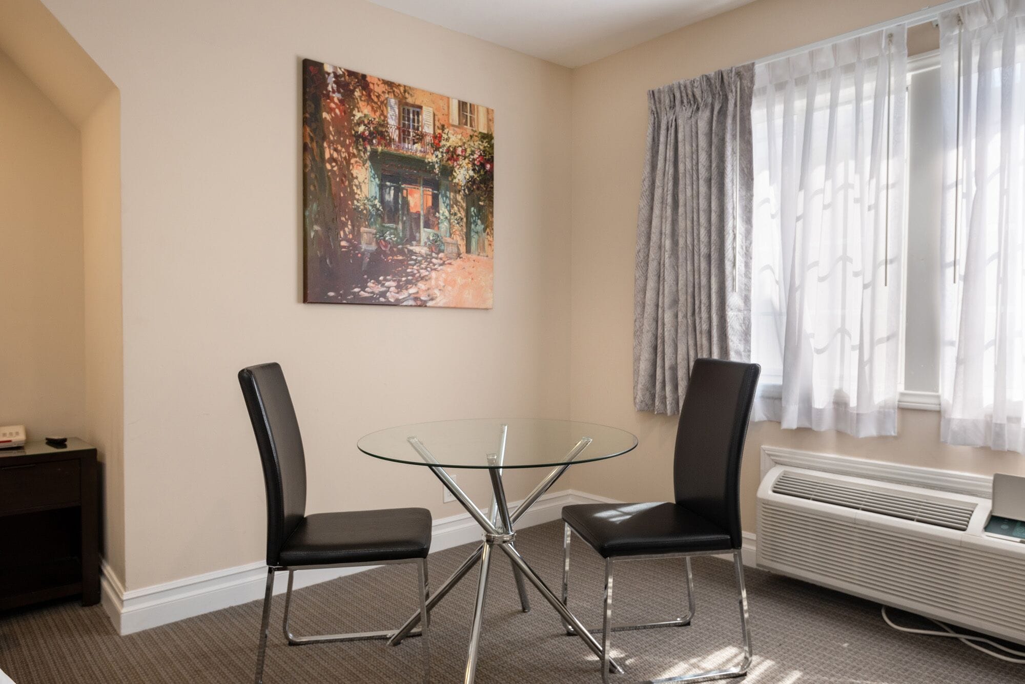 Standard Room, 1 Queen Bed, Non Smoking | Iron/ironing board, cots/infant beds, rollaway beds, free WiFi