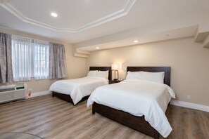 Habitación Deluxe, 2 camas matrimoniales, para no fumadores | Tabla de planchar con plancha, cunas, camas extra y wifi gratis