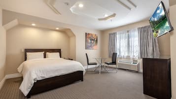 Habitación estándar, 1 cama Queen size, para no fumadores | Tabla de planchar con plancha, cunas, camas extra y wifi gratis