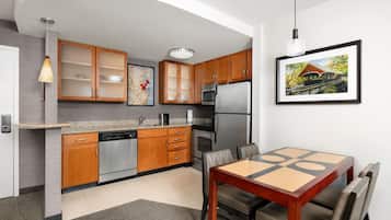 Lemari es, microwave, kompor, dan mesin pencuci piring