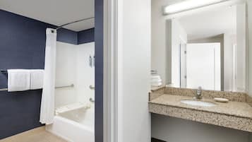 Combined shower/tub, hydromassage showerhead, towels