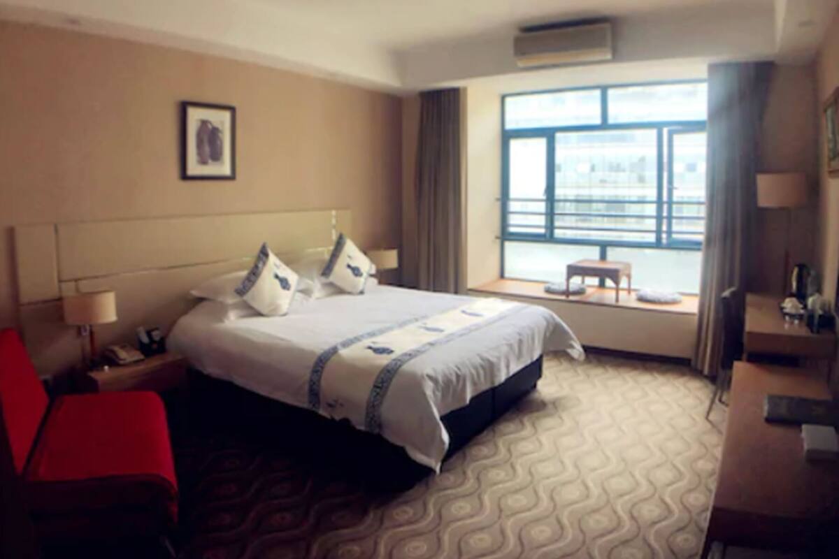 Executive Room, 1 Queen Bed | In-room safe, desk, soundproofing, rollaway beds (surcharge)