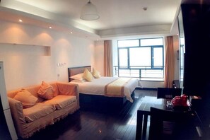 Caja fuerte, escritorio, sistema de insonorización y camas supletorias