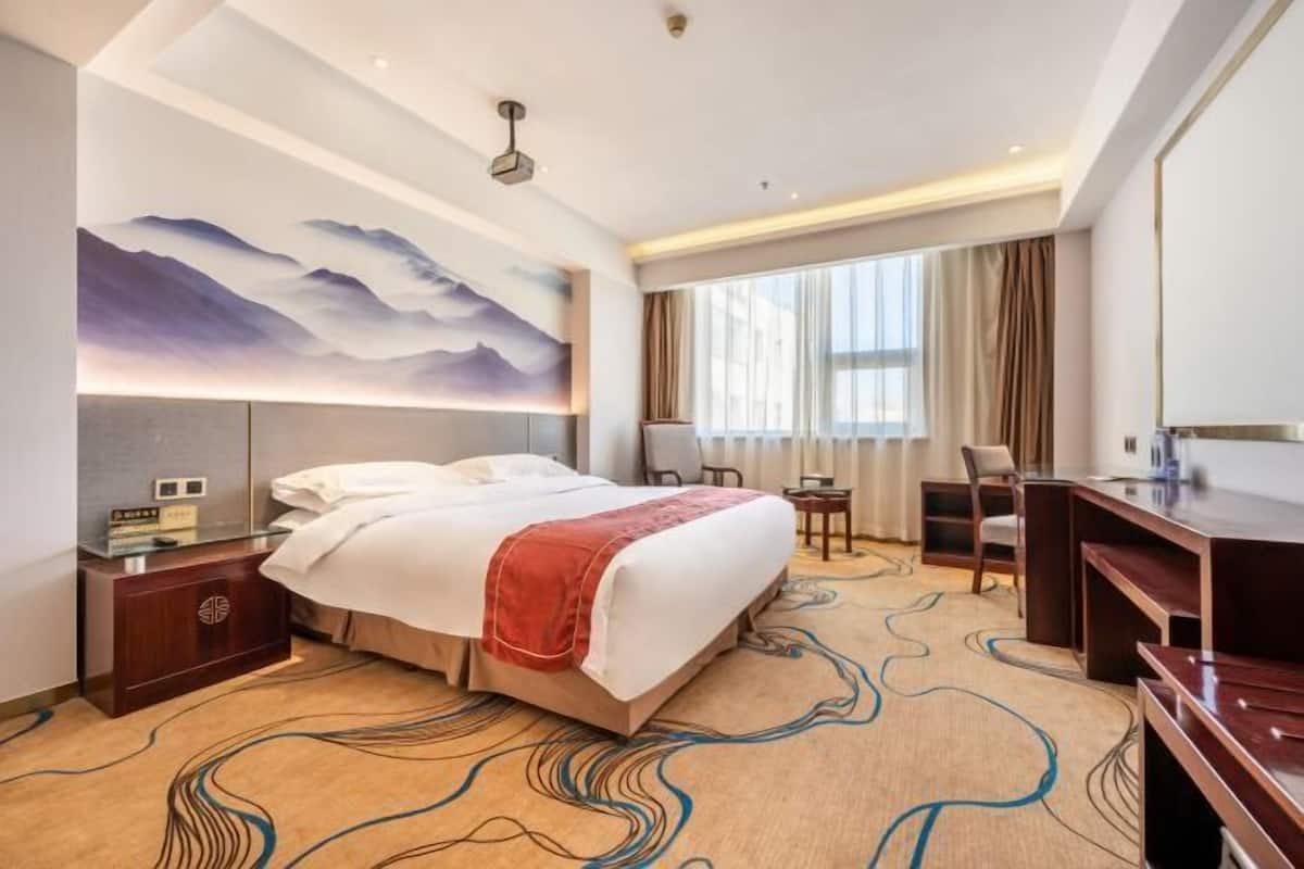 Minibar, in-room safe, alarm clocks