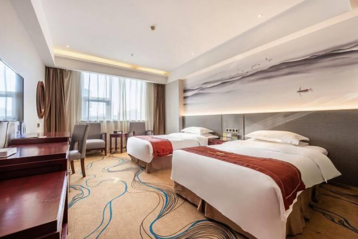 Minibar, safe på rommet og vekkerklokke