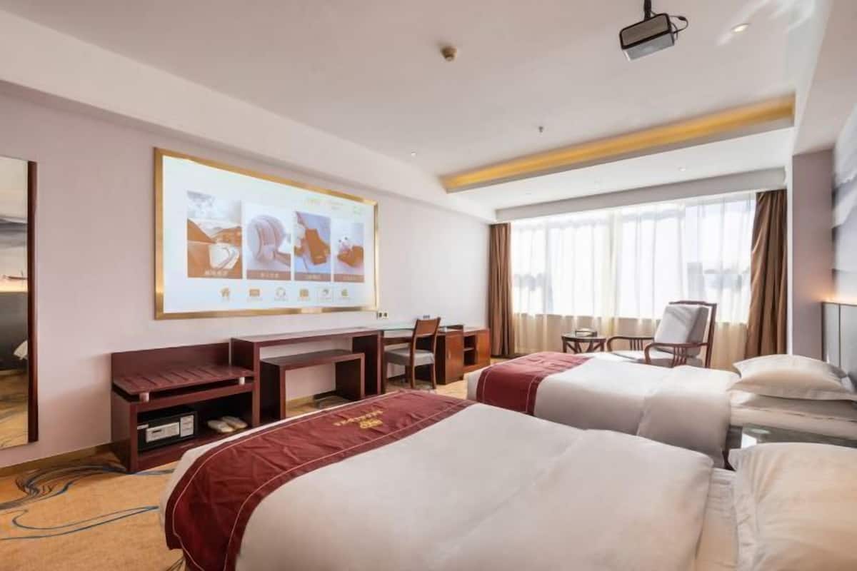 Minibar, in-room safe, alarm clocks