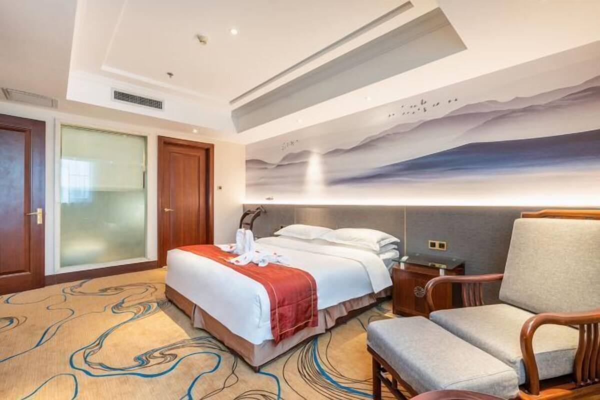 Minibar, in-room safe, alarm clocks