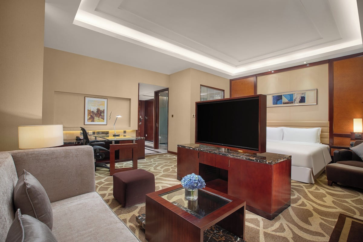 Suite junior, 1 cama King size | 1 habitación, ropa de cama hipoalergénica, edredón y minibar