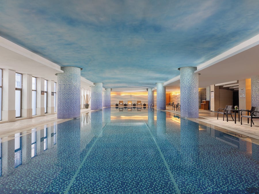 Piscina interna, funciona das 7h30 às 23h, espreguiçadeiras