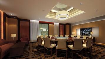 3 restaurants; breakfast, lunch and dinner served