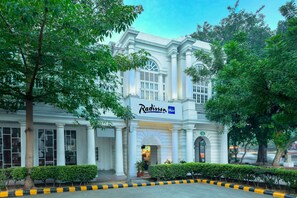 Un bâtiment blanc sur lequel on peut lire l’inscription « Radisson Blu ».