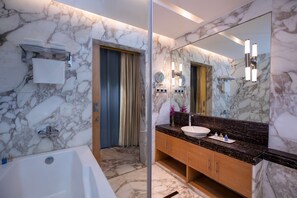 Een douche, designer toiletartikelen, een haardroger, badjassen