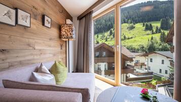 Comfort-Doppelzimmer | Hochwertige Bettwaren, Zimmersafe, individuell dekoriert