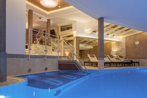 Innenpool, Außenpool, Liegestühle