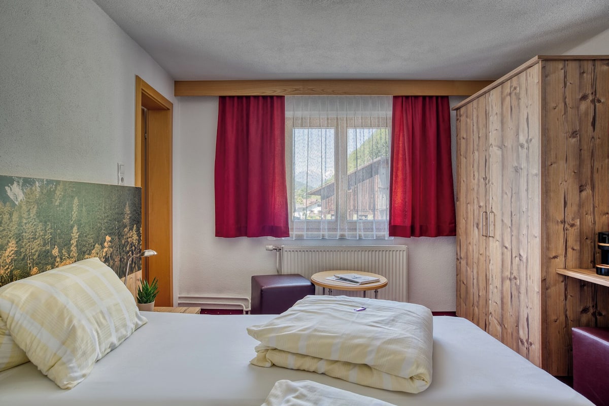 Double Room | In-room safe, individually decorated, desk, free WiFi
