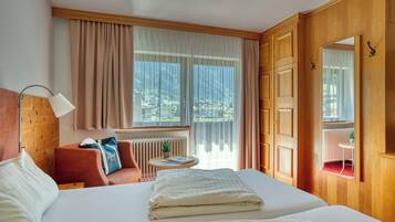 Doppelzimmer, Balkon, Bergblick | Zimmersafe, individuell dekoriert, Schreibtisch, kostenloses WLAN