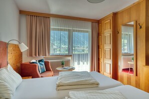 双人房, 阳台, 山景 | 客房内保险箱、特色装修、办公桌、免费 WiFi