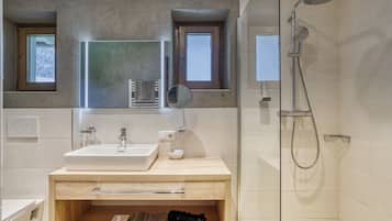 Deluxe-Zimmer, Balkon, Bergblick | Badezimmer | Kostenlose Toilettenartikel, Haartrockner, Bademäntel, Handtücher