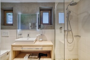 Deluxe Room, Balcony, Mountain View | Bathroom | Free toiletries, hair dryer, bathrobes, towels - Hotel Jägerhof (Oetz)