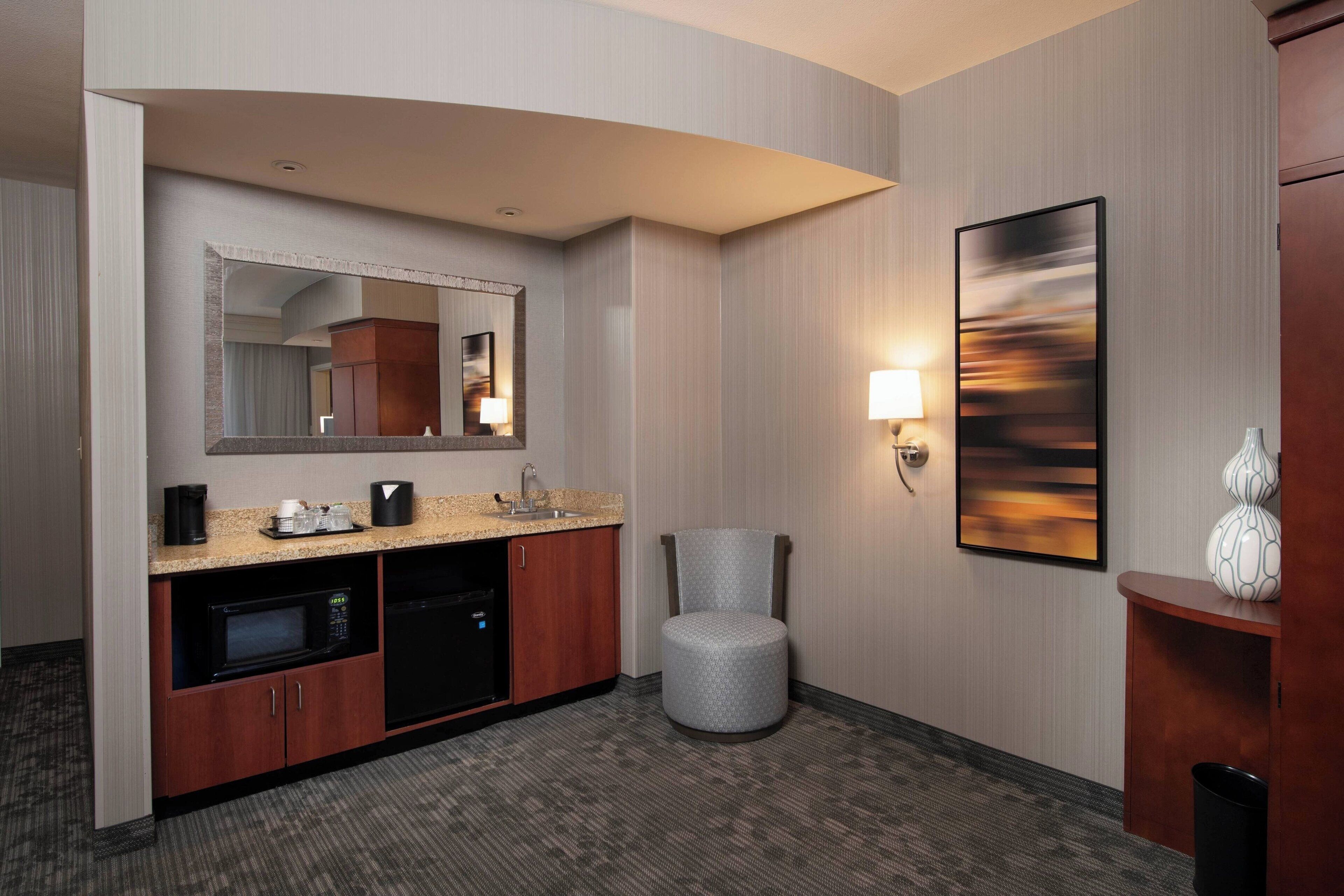 suite, 1 bedroom | bar (on property)