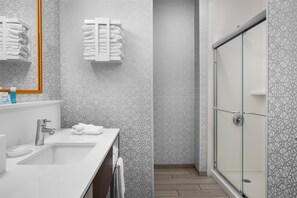 Room, 1 King Bed | Bathroom | Shower, free toiletries, hair dryer, towels - Hampton Inn Williamsburg (Williamsburg)