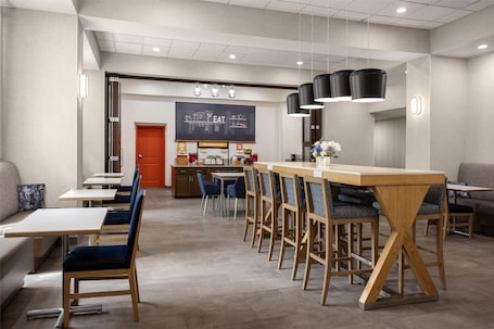 Desayuno buffet incluido todos los días . Hampton Inn Williamsburg