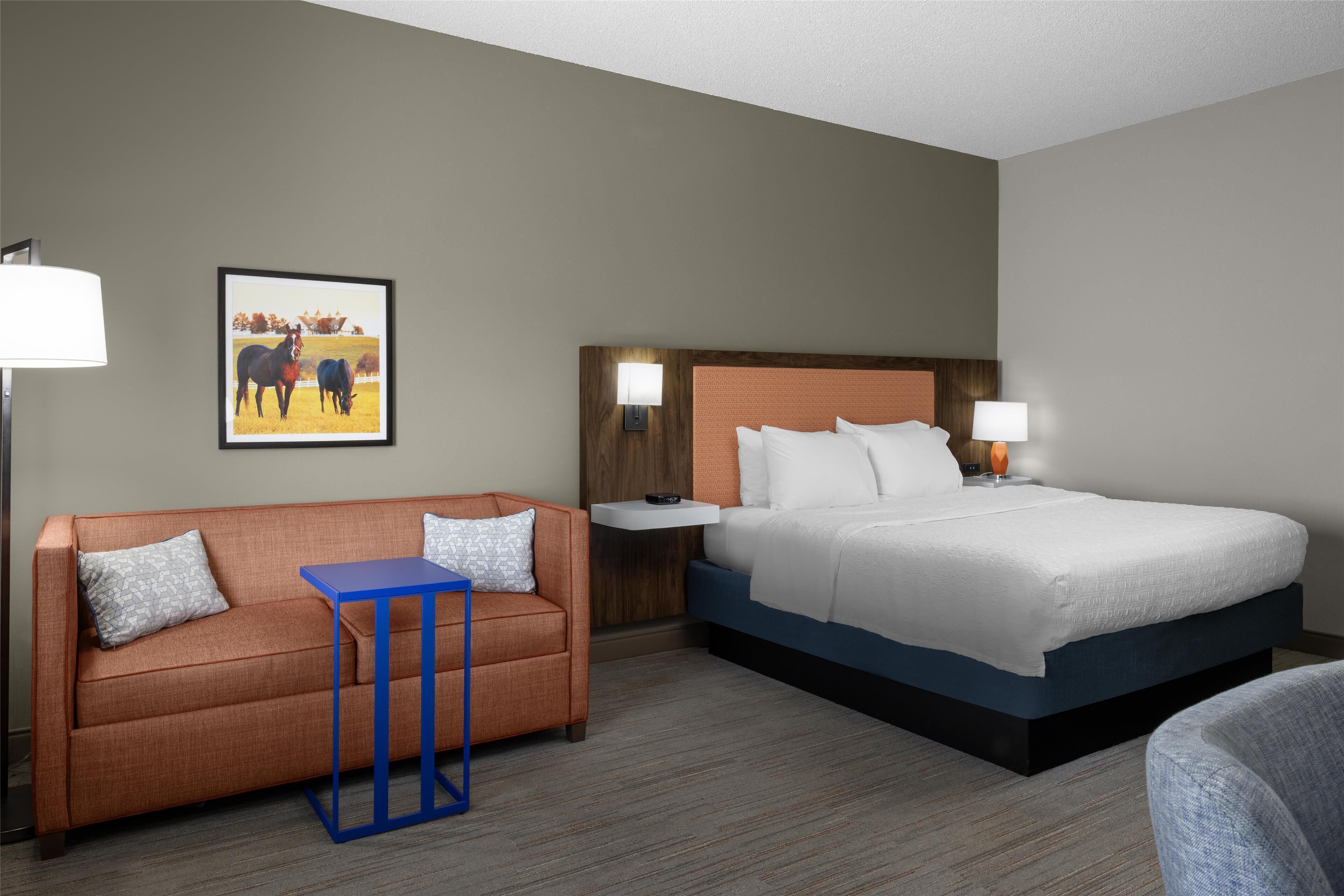 room, 1 king bed, non smoking (study) | living area | 32-inch lcd tv with satellite channels, tv, mp3 dock