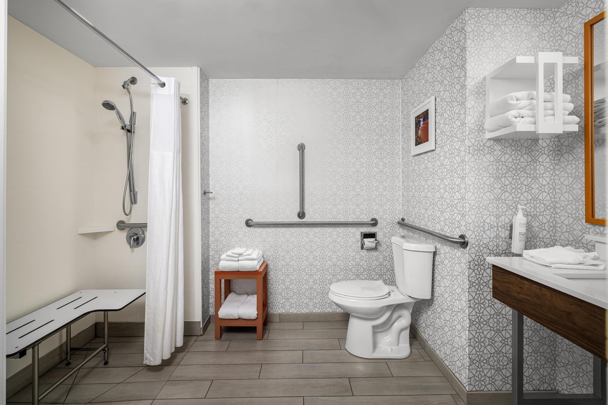 Ein modernes Badezimmer mit Dusche, Toilette und Waschtisch.