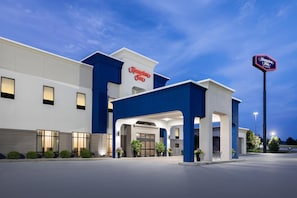 A Hampton Inn hotel with a modern facade, large entrance, and well-lit exterior. - Hampton Inn Williamsburg (Williamsburg)