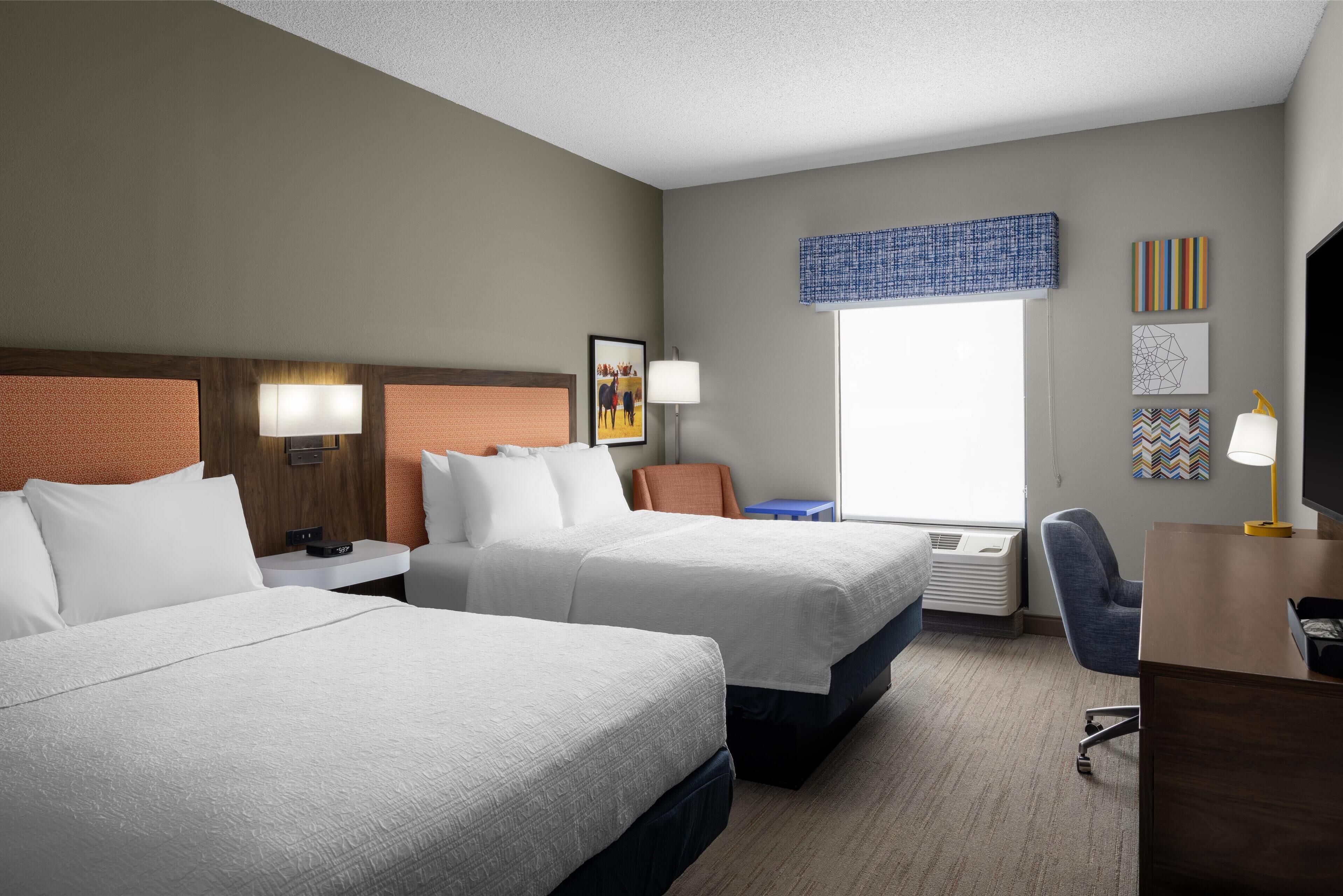 ルーム クイーンベッド 2 台 禁煙 | セーフティボックス (室内)、デスク、アイロン / アイロン台、ベビーベッド (無料)